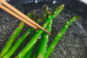 アスパラガスの茹で時間は？太さ別の最適時間とおいしく茹でるコツ